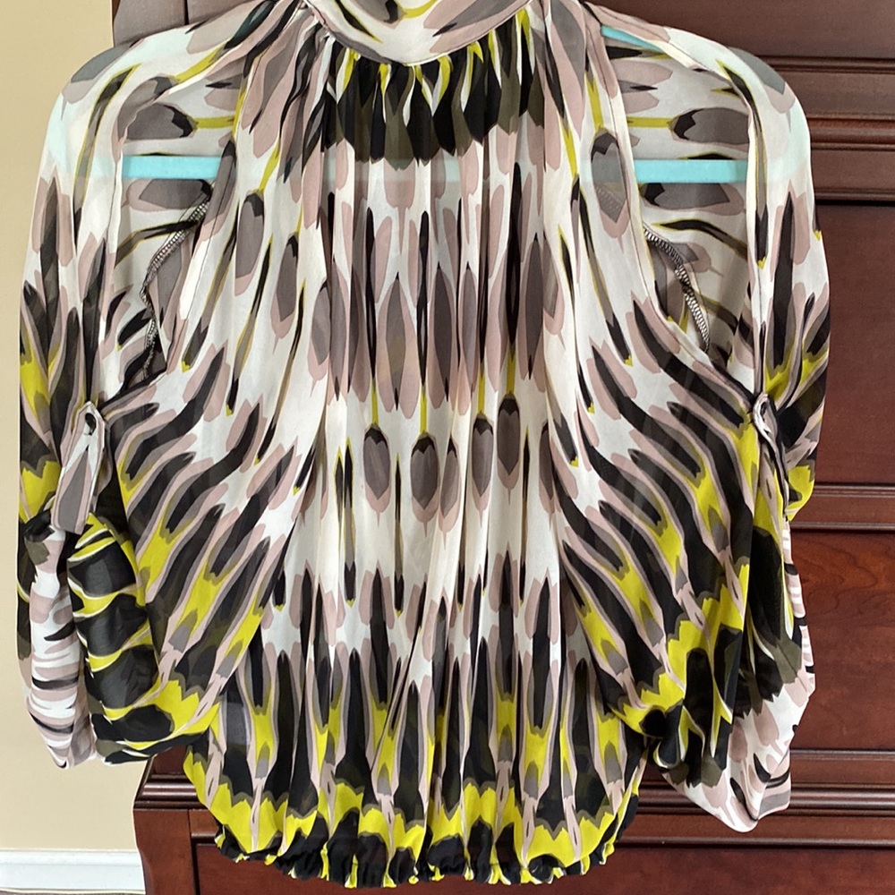Wrap blouse with open shoulders - Picture 10 of 11